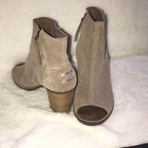 Toms tan heels